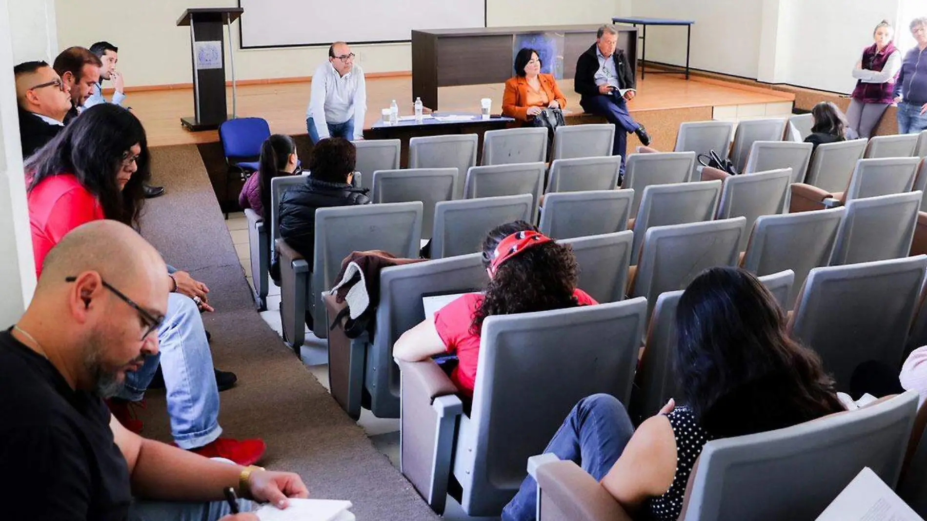 Mesa de trabajo docentes y representantes de rectoría